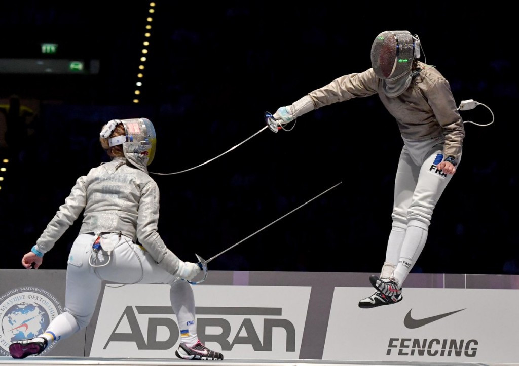 Olha Kharlan, left, defeated Cécilia Berder, right, to reach the final ©FIE