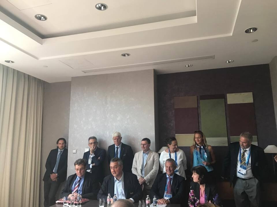 Paolo Barelli, front second left, gave a separate press conference to the official FINA one alongside LEN colleagues today ©ITG