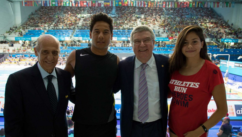 Julio Maglione, left, and Thomas Bach, second right, meeting with refugee athletes at the FINA World Championships ©IOC/Greg Martin
