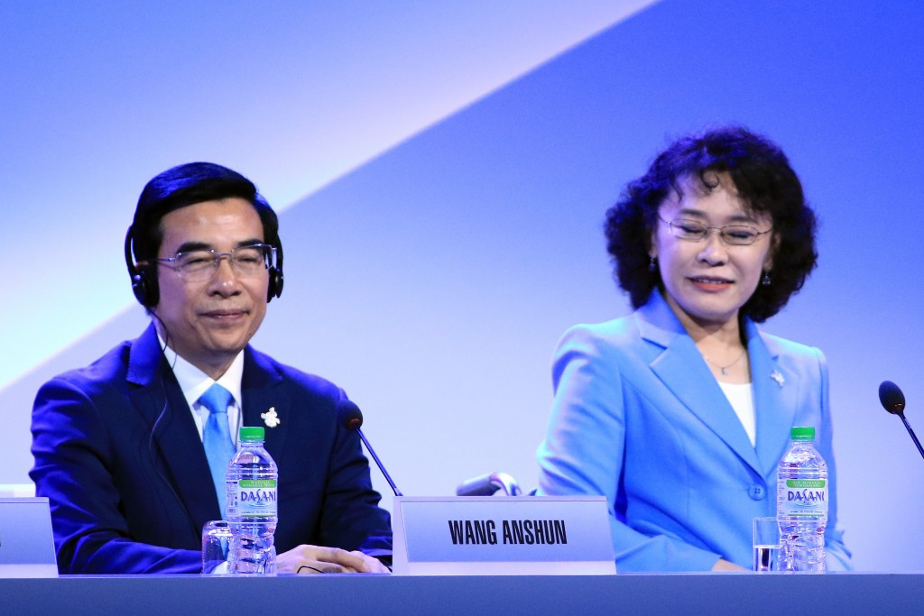 Zhang Haidi, right, pictured alongside ex-Beijing Mayor Wang Anshun during the city's bid for the 2022 Olympic and Paralympic Games ©Getty Images