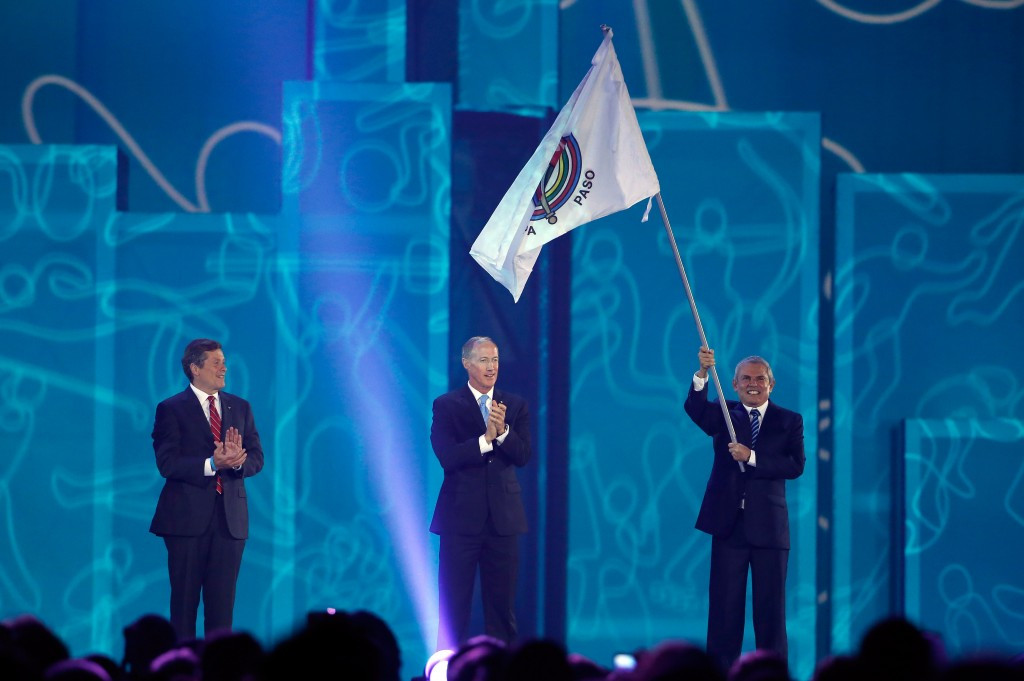 Lima Mayor Luis Castañeda receives the Pan American Games flag from Toronto counterpart John Tory (left) ©Getty Images