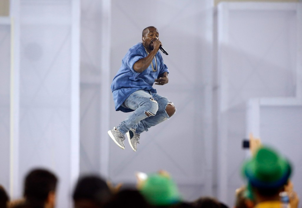Kanye West theatrically leaps at the beginning of his performance ©Getty Images