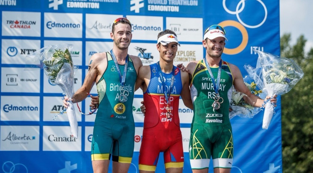 Spaniard Mario Mola claimed the men's honours to move into top spot on the leaderboard ©ITU