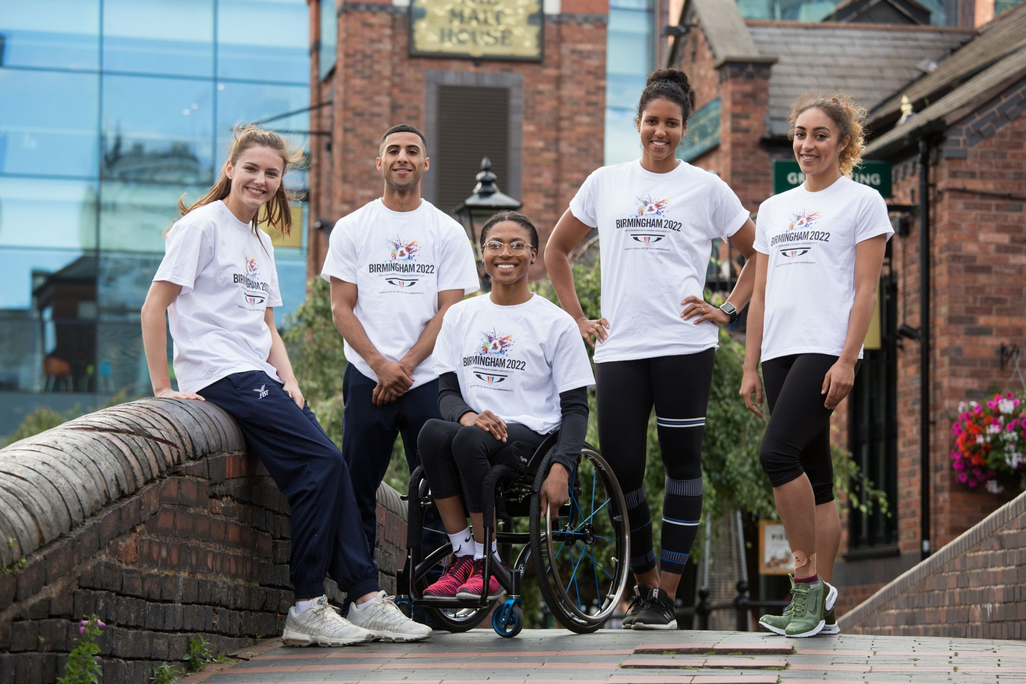 Five young Midlands athletes have pledged their support to Birmingham’s bid for the 2022 Commonwealth Games ©Birmingham 2022