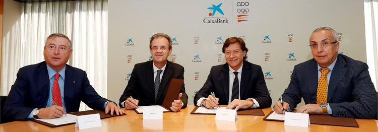 Spanish Olympic Committee President Alejandro Blanco, right, has hailed the signing of an agreement which sees CaixaBank renew its sponsorship of the Olympic Sports Association plan through to Tokyo 2020 ©COE