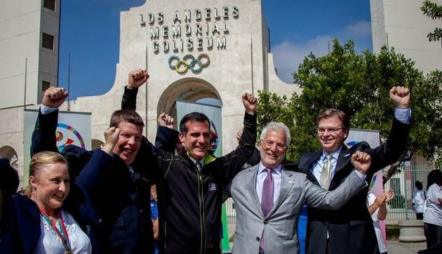 Los Angeles Mayor Eric Garcetti (centre) wants to bring the Olympics back to his city for a third time ©LA2015