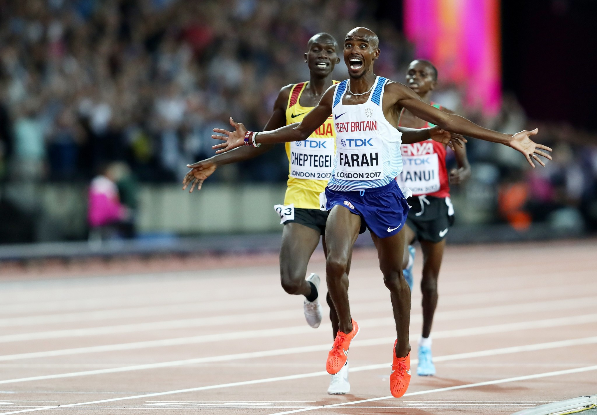 Farah lights-up home crowd to win first gold medal at IAAF World Championships