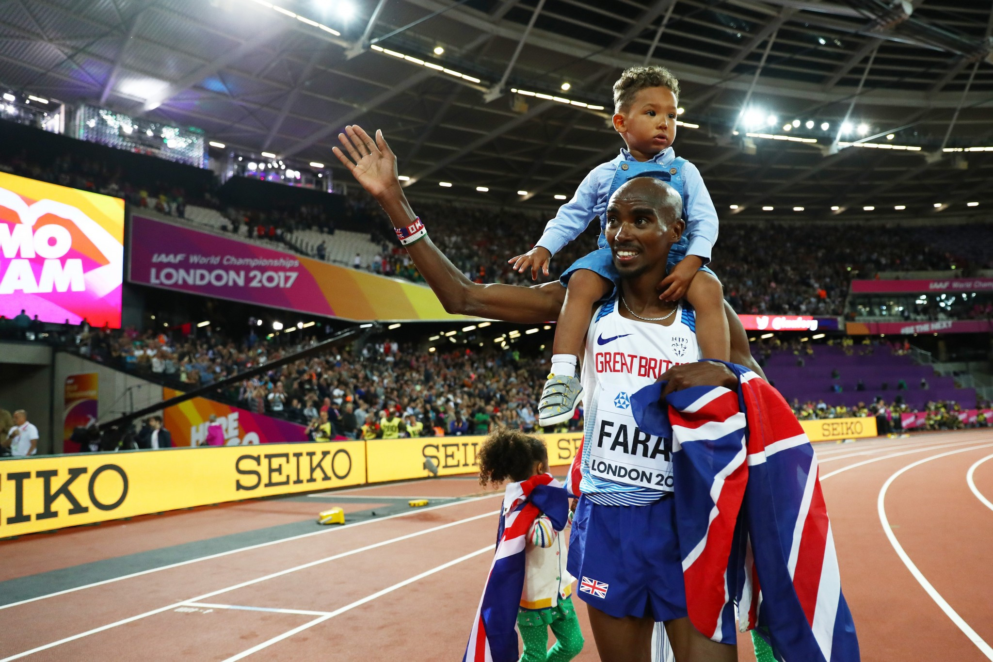 Sir Mo Farah celebrates winning his 10th consecutive major title, the 10,000 metres at the IAAF World Championships in London, with his family ©Getty Images

