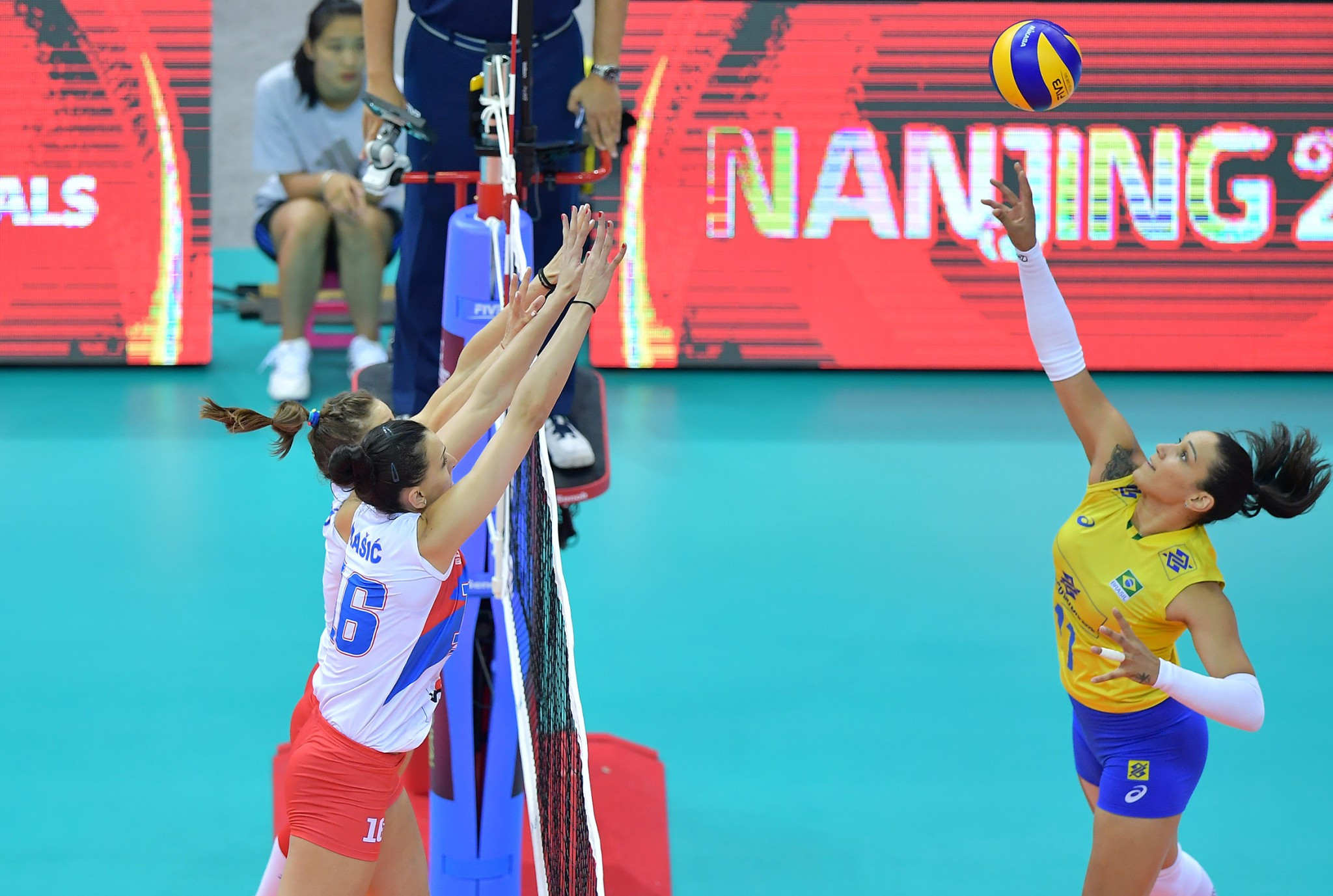 Brazil will get the chance to defend their title as they beat Serbia in the other semi-final ©FIVB