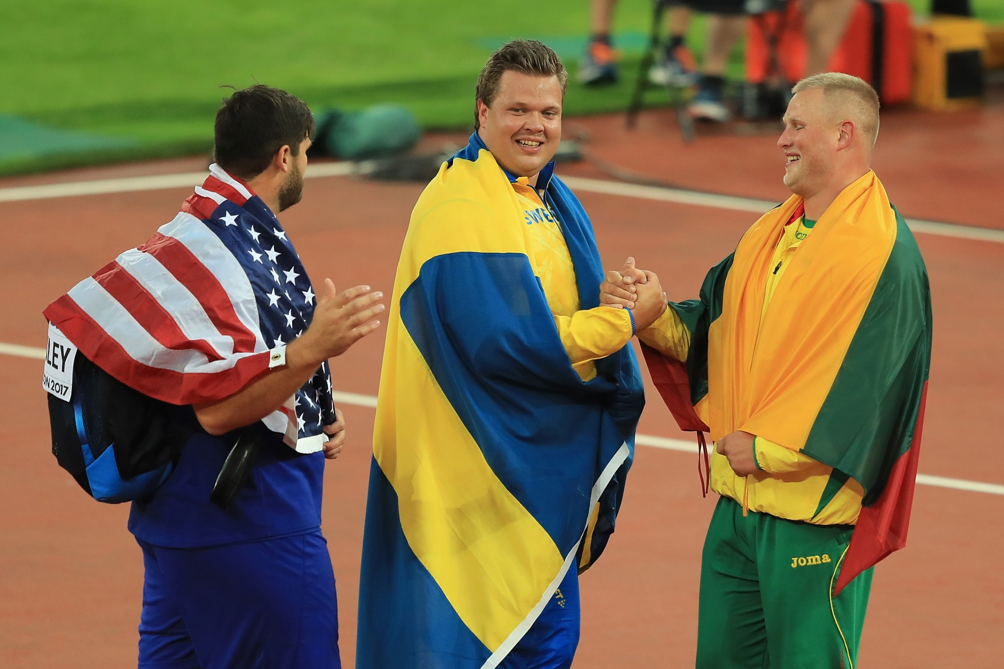 Medal winners gather after the men's discus final ©Getty Images
