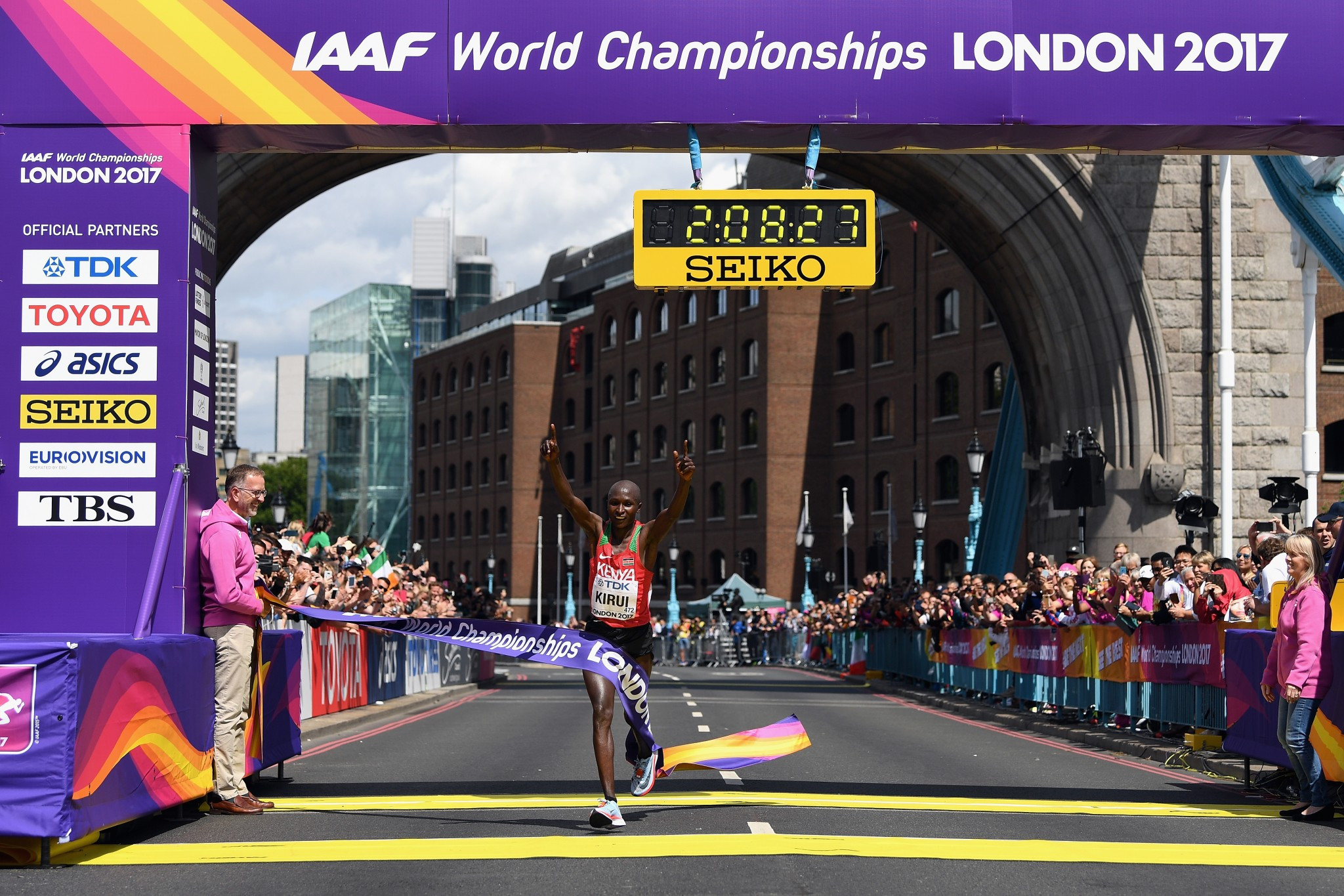 Geoffrey Kirui crosses the line to win the men's marathon title ©Getty Images