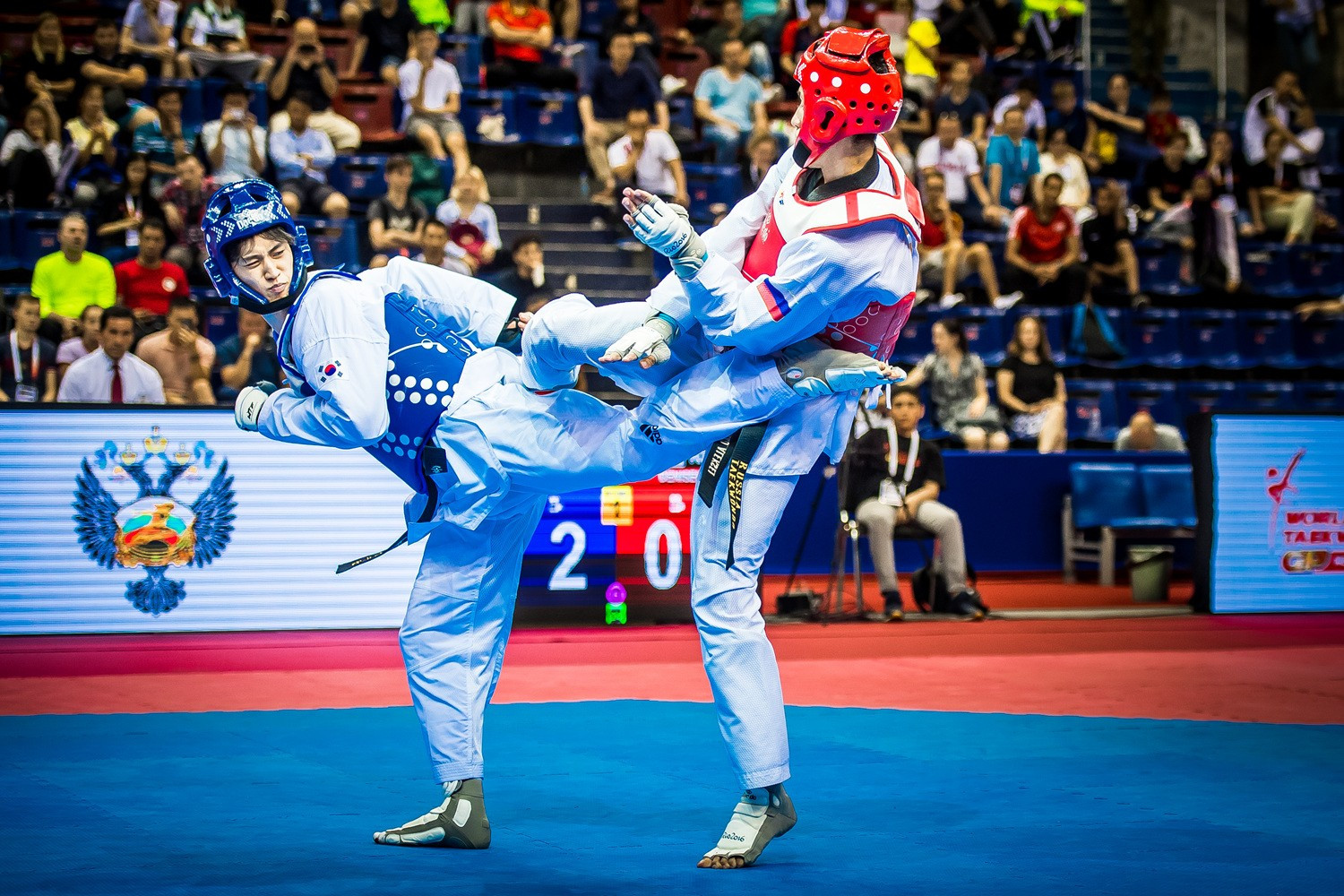 South Korea's Lee Dae-hoon beat Russia's Alexey Denisenko in the final of the under 68kg 
event in Moscow ©World Taekwondo