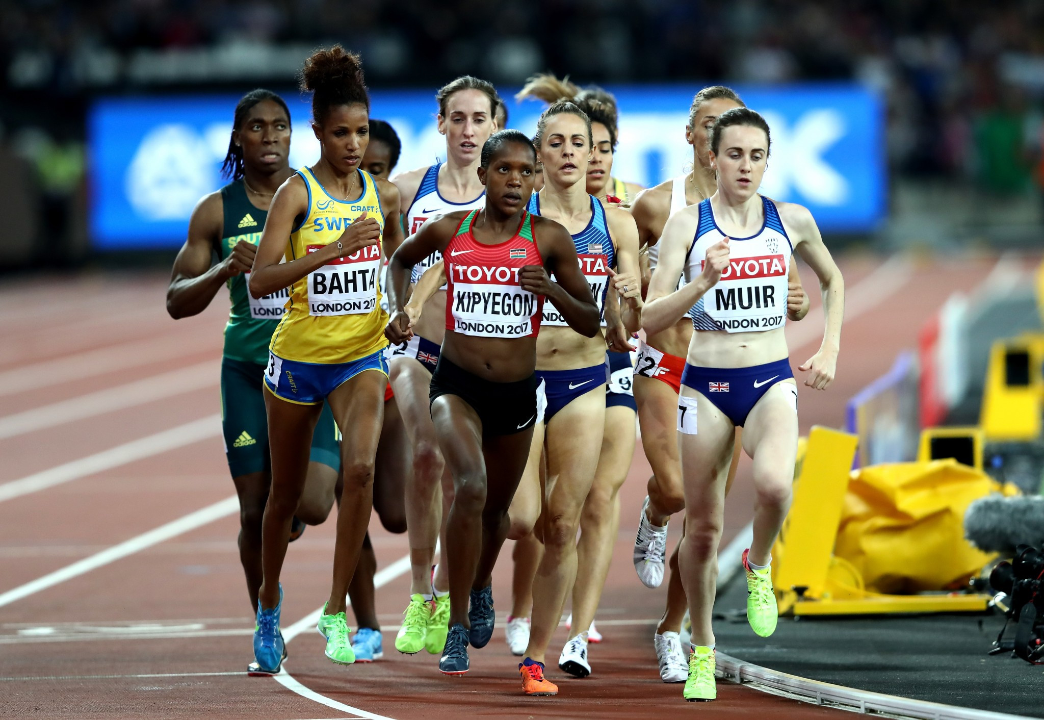 A packed field took to the start line in the women's 1,500m ©Getty Images