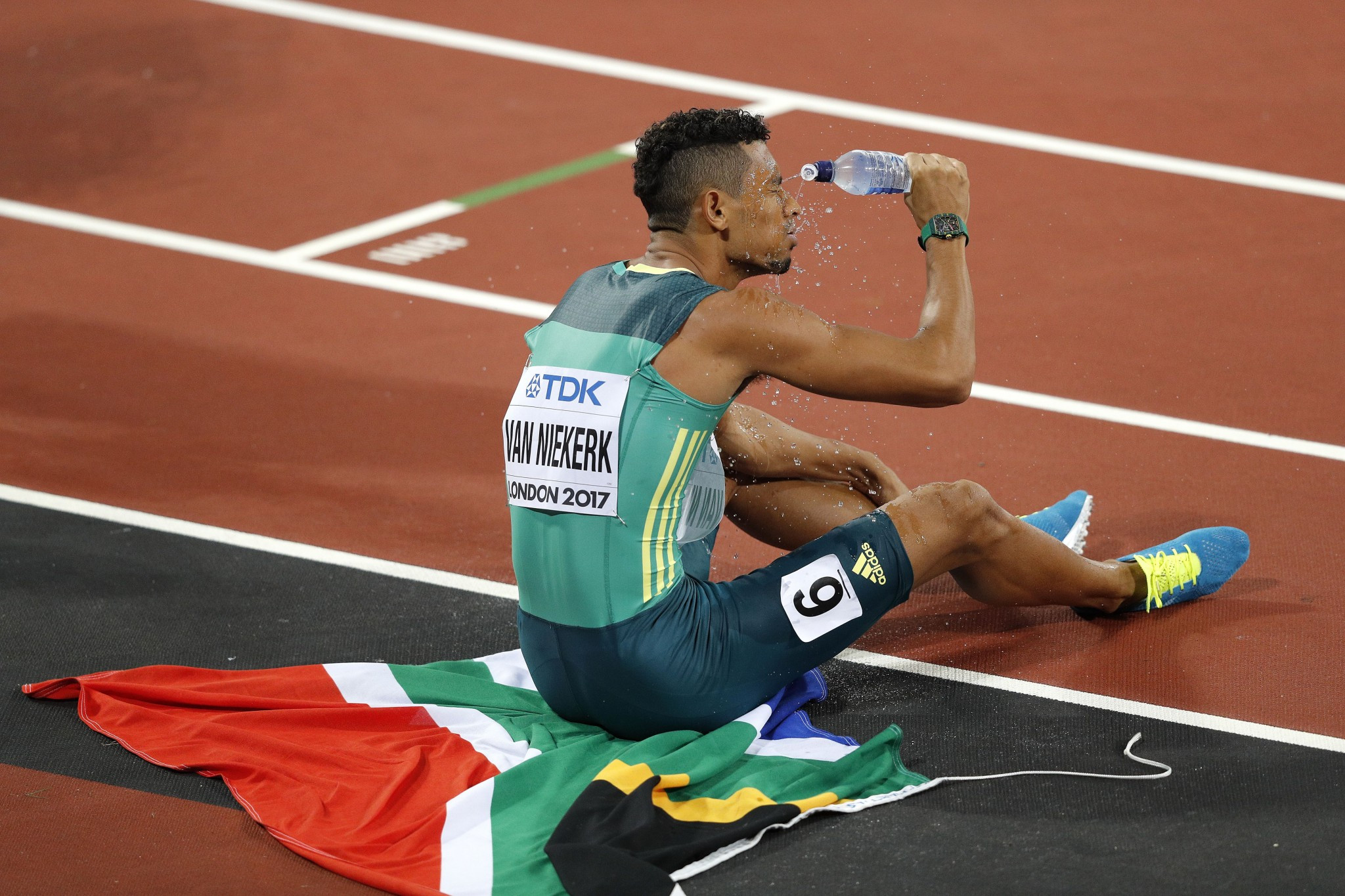 South Africa's Wayde van Niekerk cut an exhausted figure after winning the 400m ©Getty Images