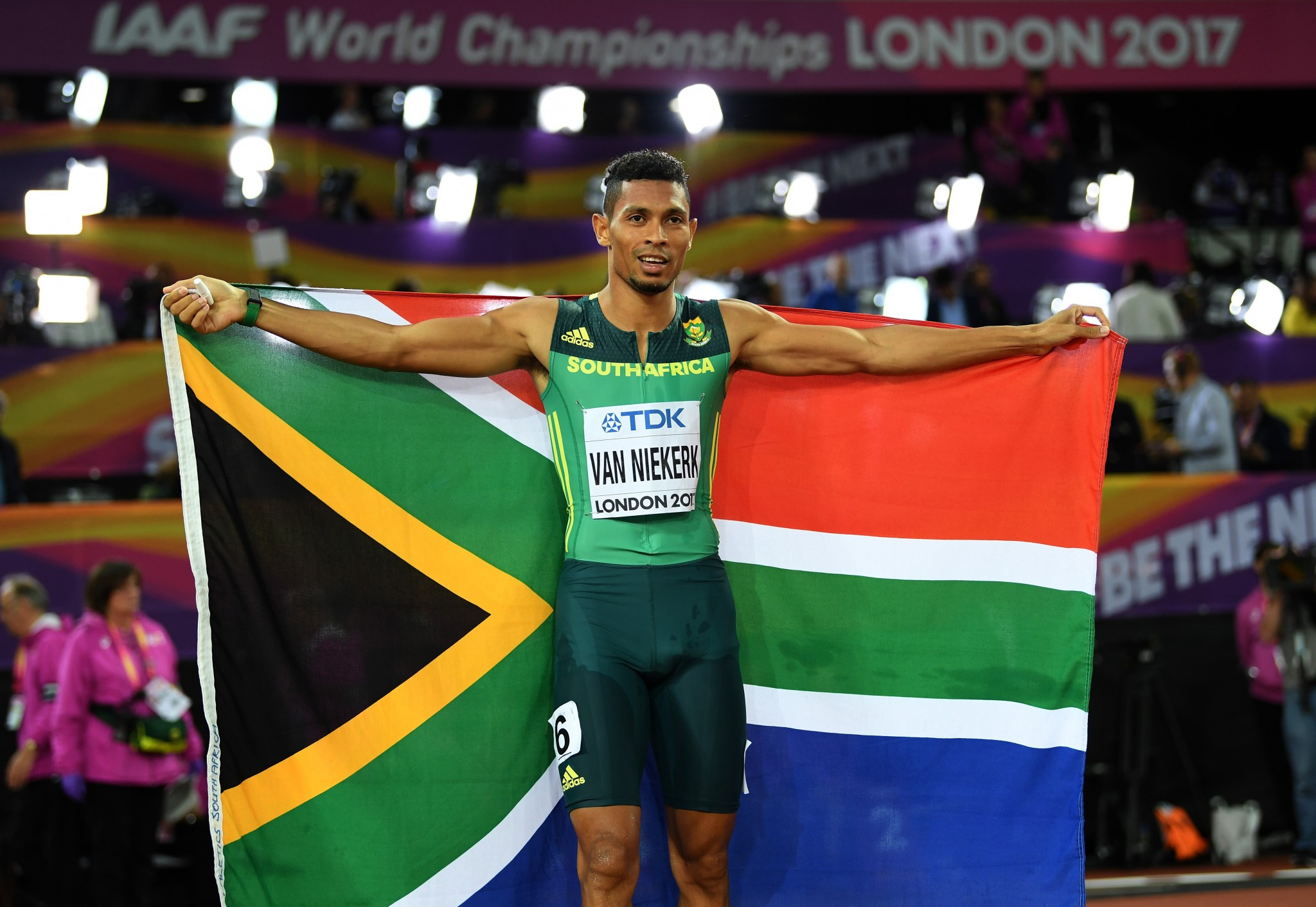 Van Niekerk strolls to 400m victory on fifth day of competition at IAAF World Championships