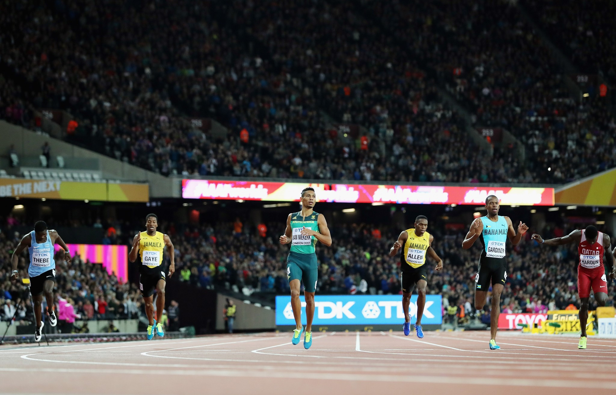 Wayde van Niekerk rarely looked troubled on his way to 400m glory ©Getty Images