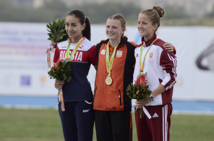 The Netherlands’ Jasmijn Bakker (centre) won the girl's 2,000m steeplechase