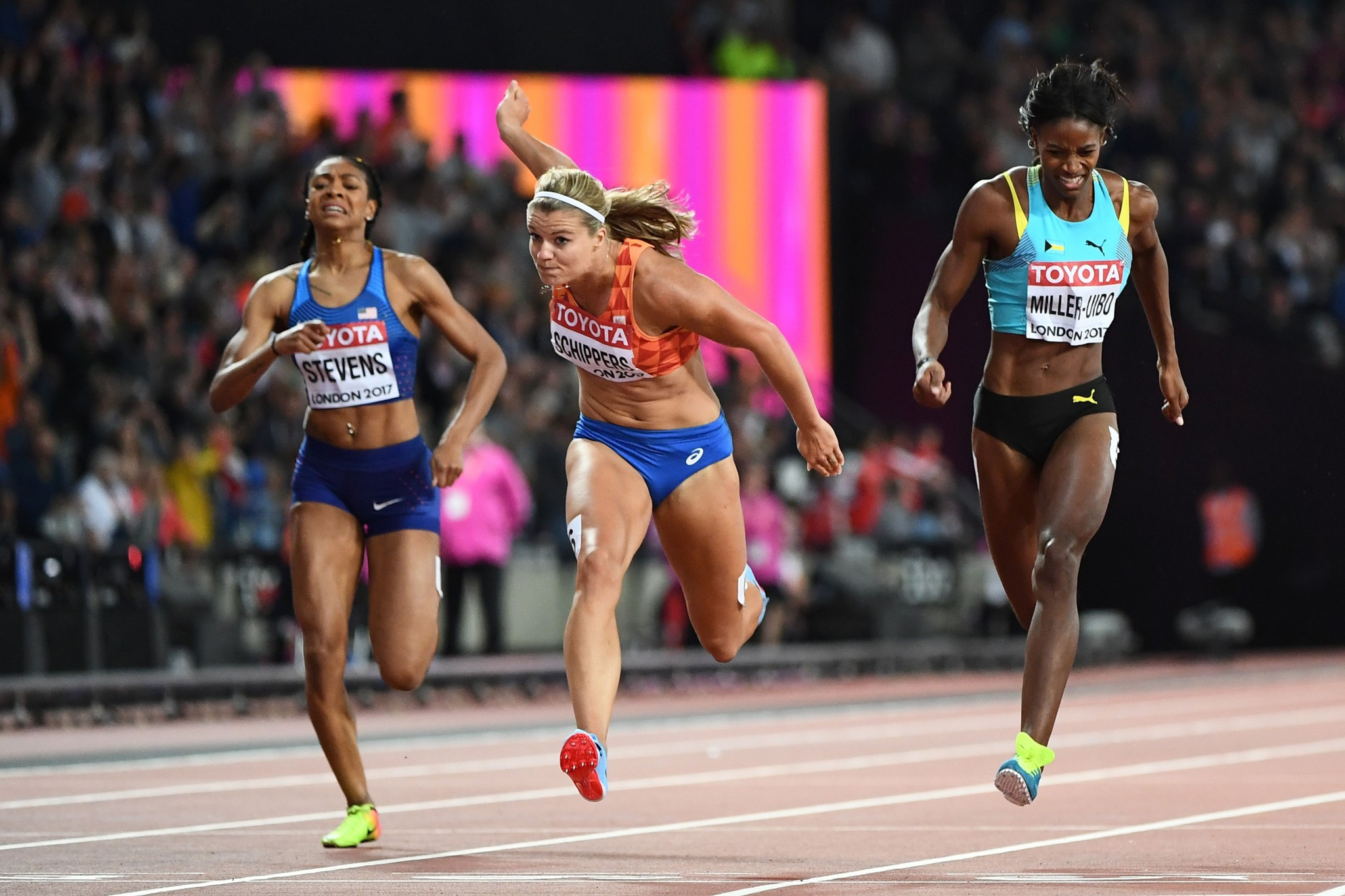 Dafne Schippers, centre, dips for the line to win the 200m ©Getty Images