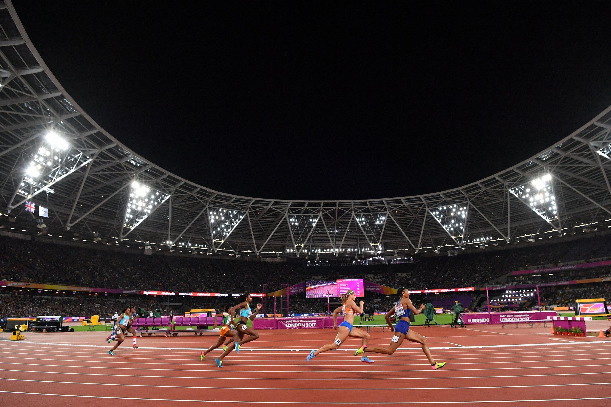 The 200m final was the closing event of the night on the track ©Getty Images