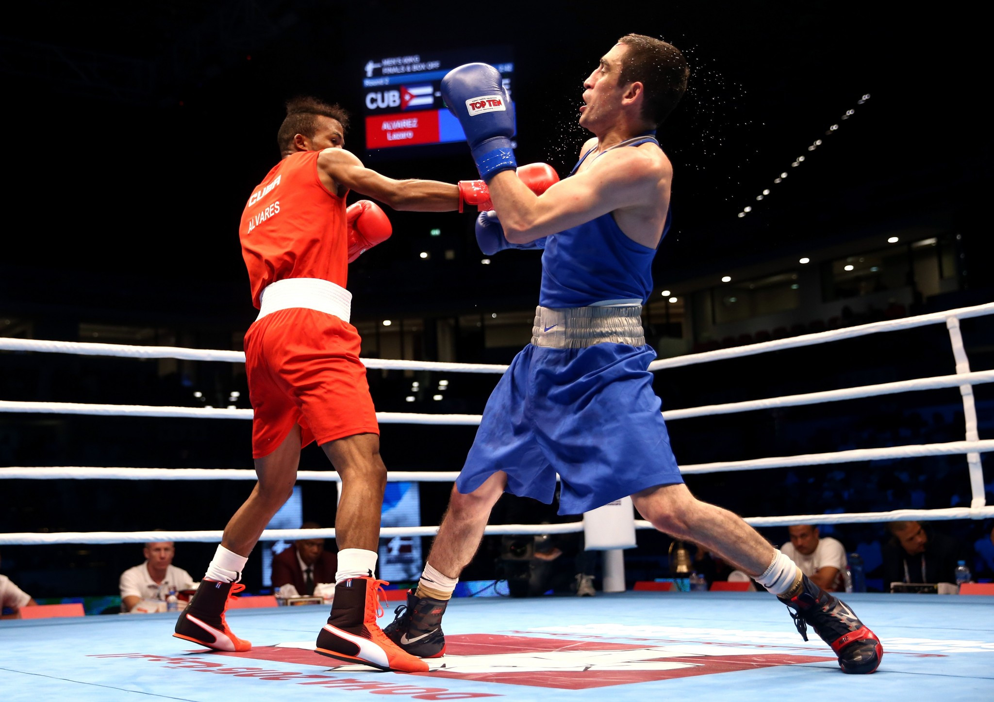 Lázaro Álvarez, left, was one of four Cubans to win gold medals at the 2015 AIBA World Championships in Doha ©Getty Images