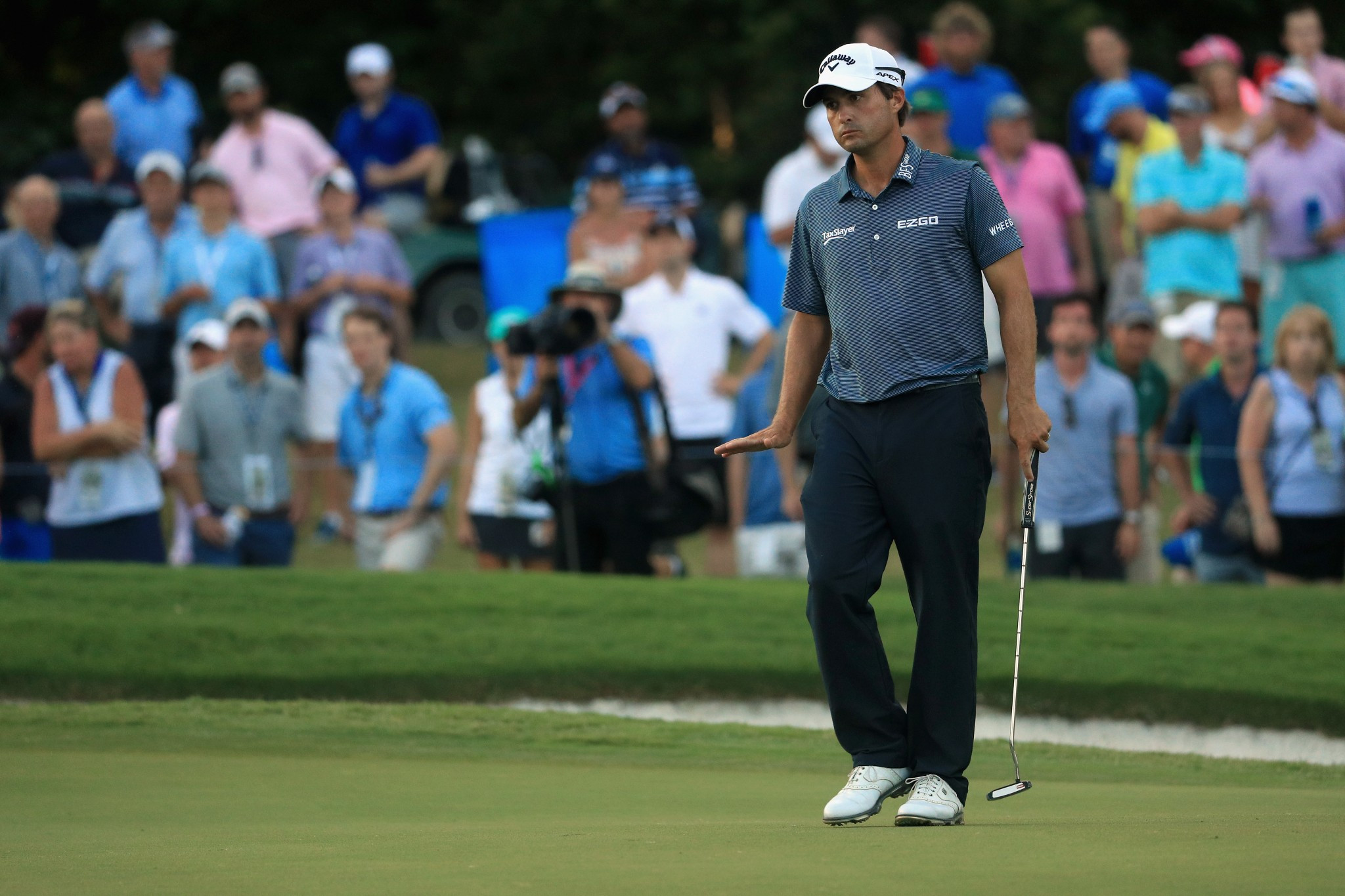 Kisner takes narrow lead into final day of PGA Championship