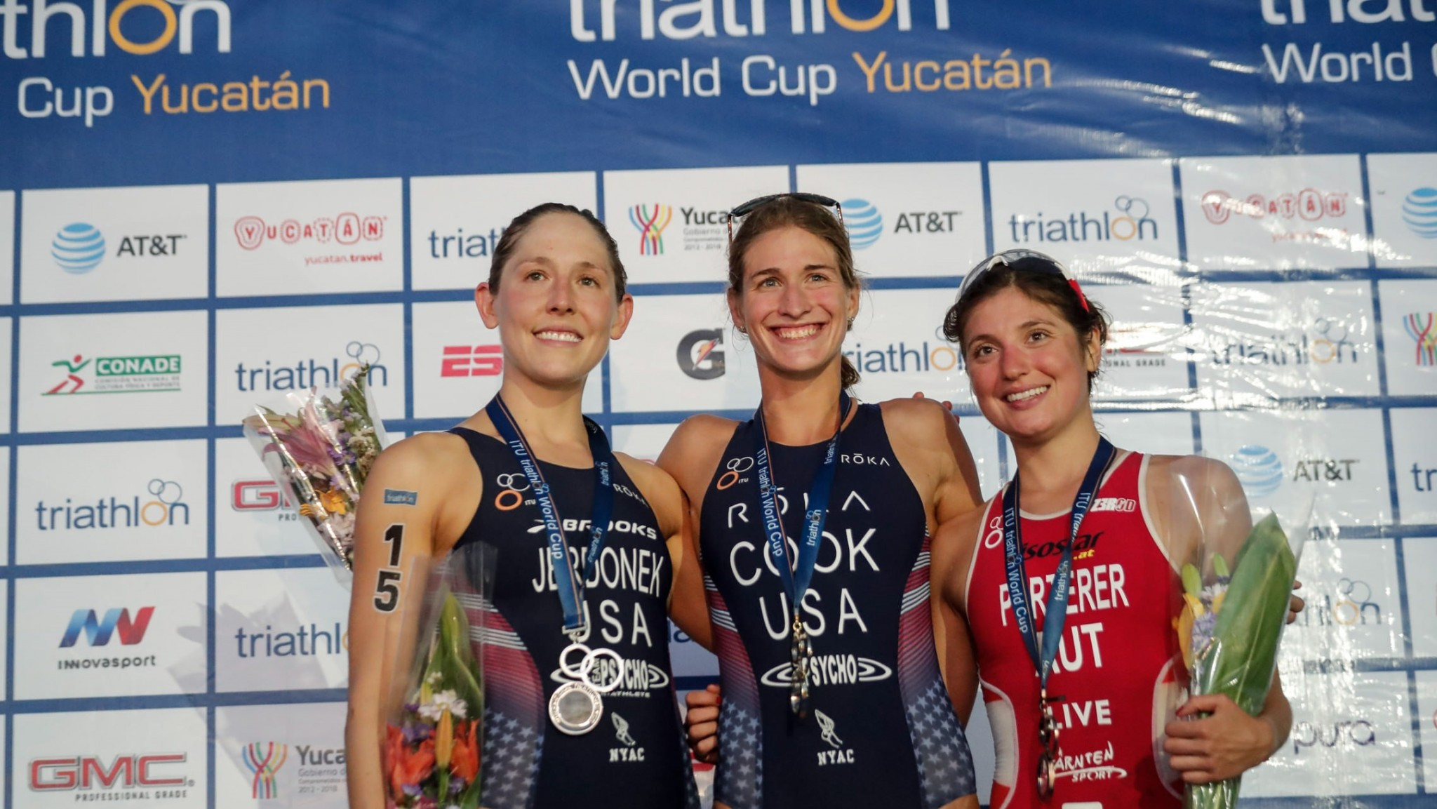 Summer Cook led an American 1-2 in the women's event ©ITU