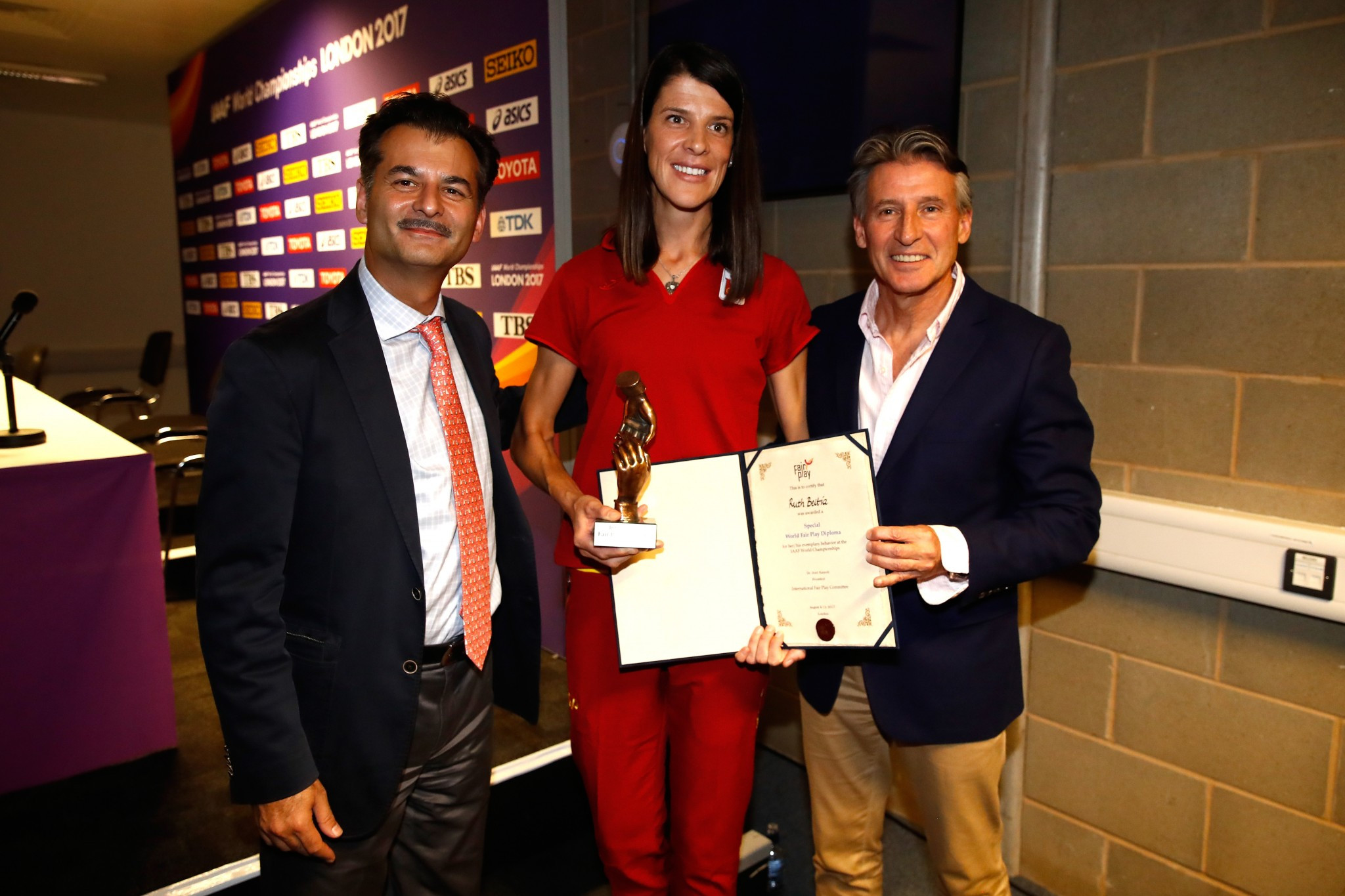 Olympic champion Beitia receives fair play award at IAAF World Championships