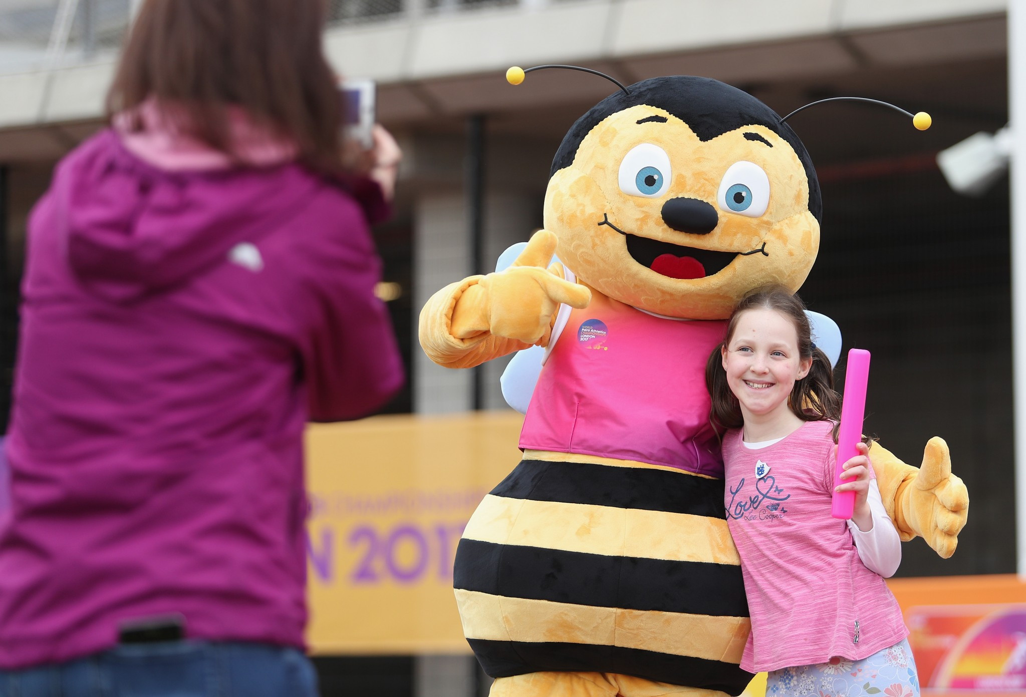 Whizbee, the mascot for the World Para Athletics in London, had plenty of young fans ©Getty Images