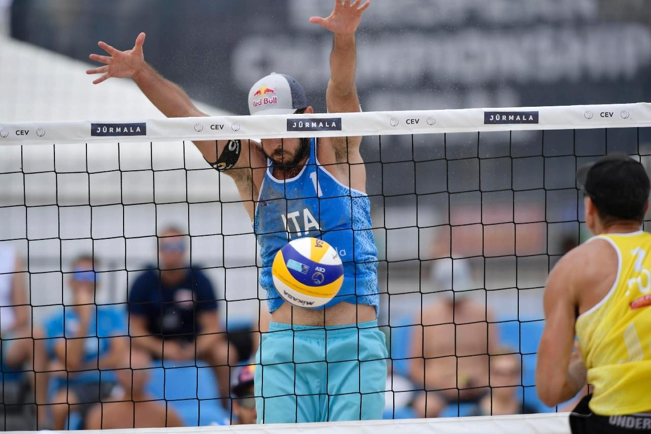 Defending men's champions Nicolai and Daniele Lupo of Italy also topped their pool on the final day of group stage action ©FIVB