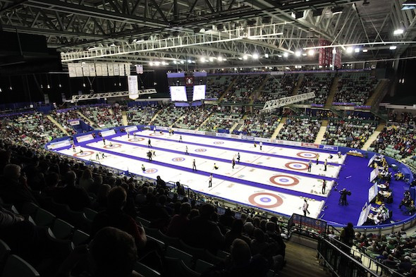 The money is handed out to help pay for university and playing costs ©Curling Canada