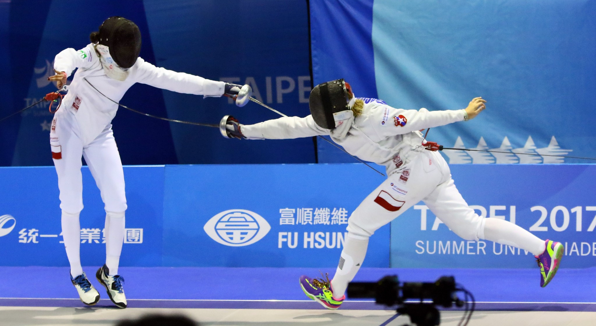 Aleksandra Zamachowska, right, emerged as the victor in an all-Polish gold medal bout in the women's epee competition ©Taipei 2017
