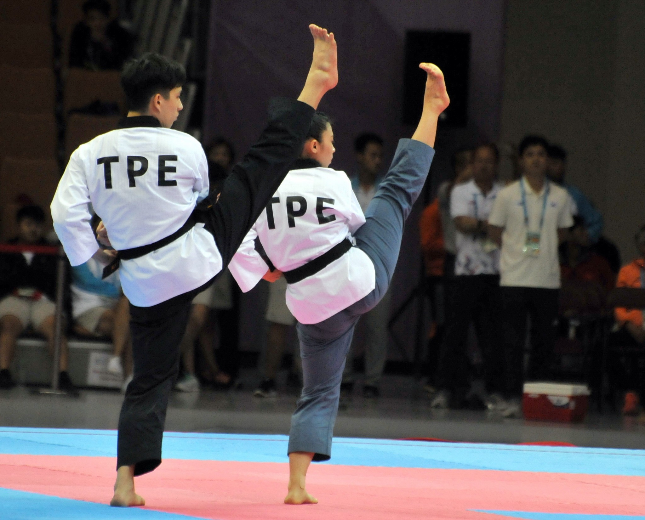 Li Cheng-gang and Su Chia-en completed the sensational day for the hosts with gold in the mixed pairs poomsae event ©Taipei 2017