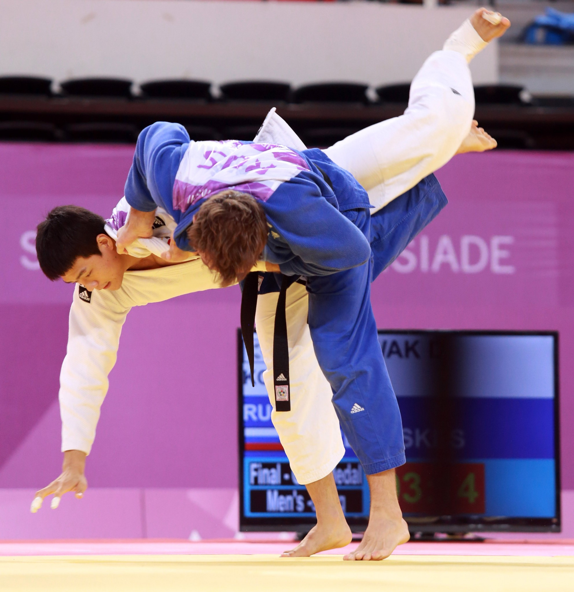 Gwak Dong-han, white, beat Russian Stanislav Retinskii to win under 90kg judo gold ©Taipei 2017