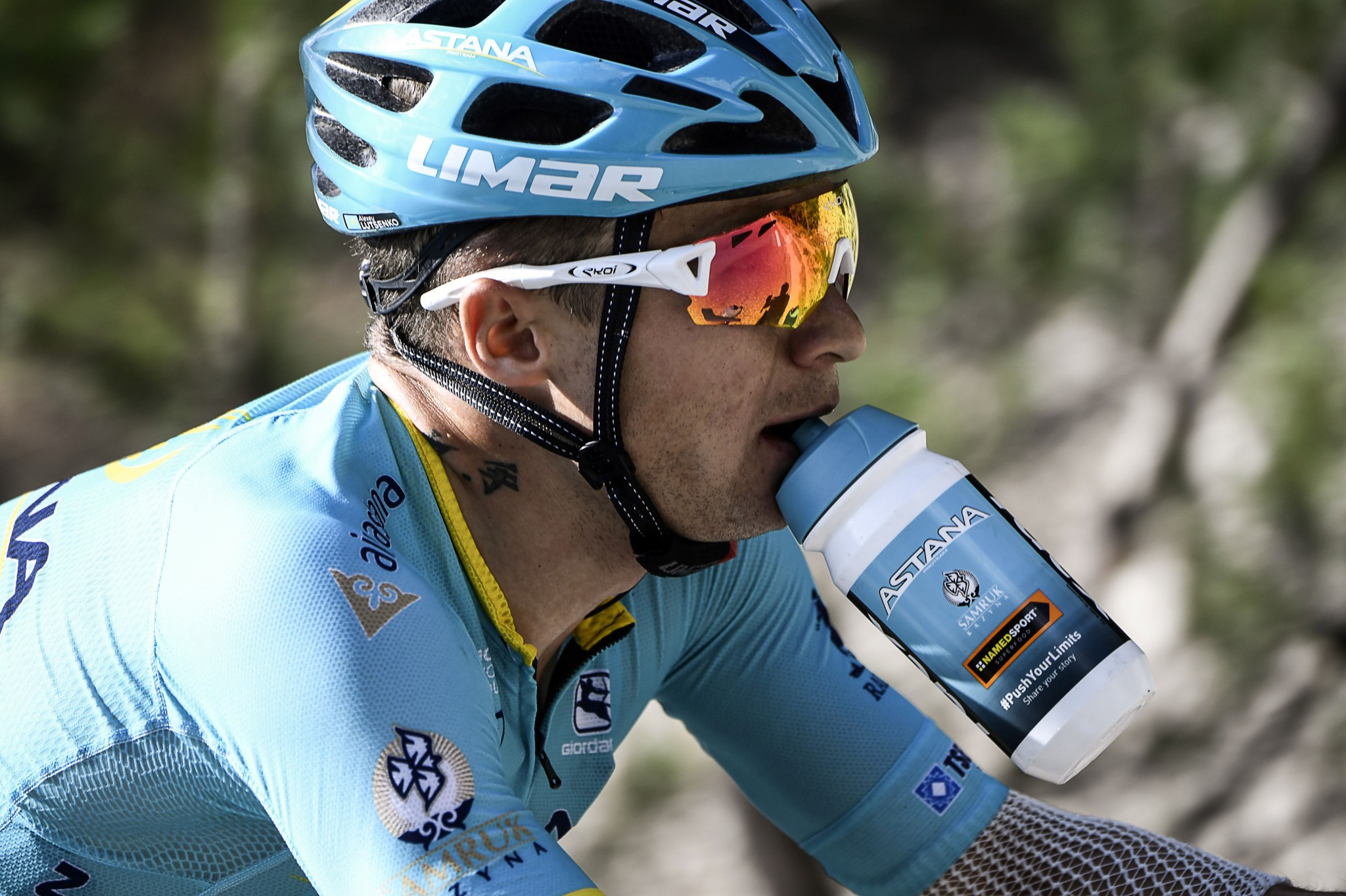 Lutsenko wins Vuelta stage five as Froome extends lead