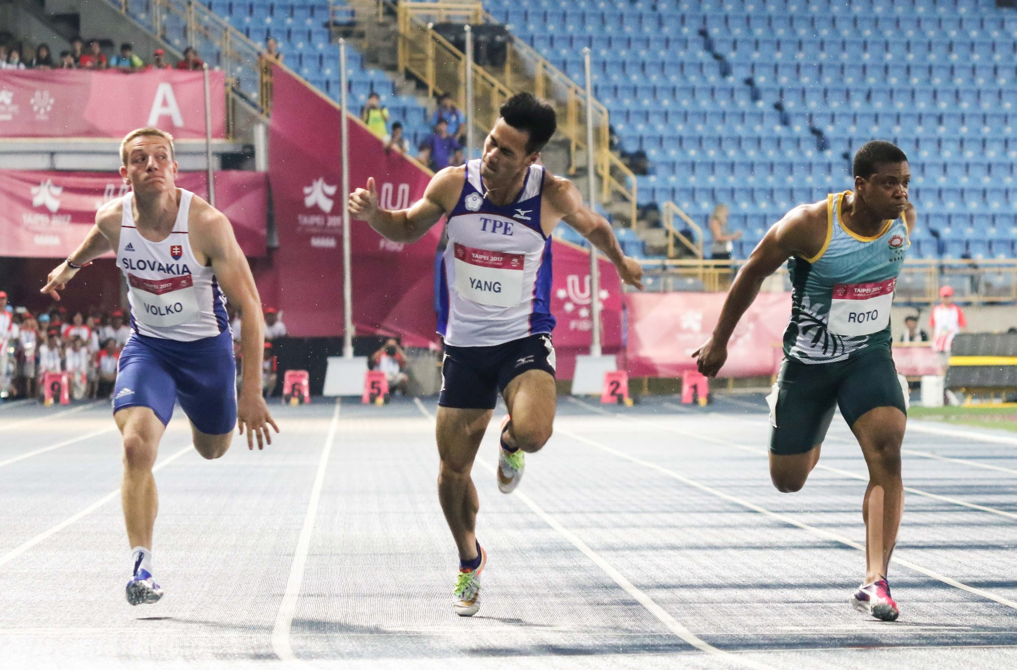 Yang thrills home crowd by winning men's 100m final at Taipei 2017