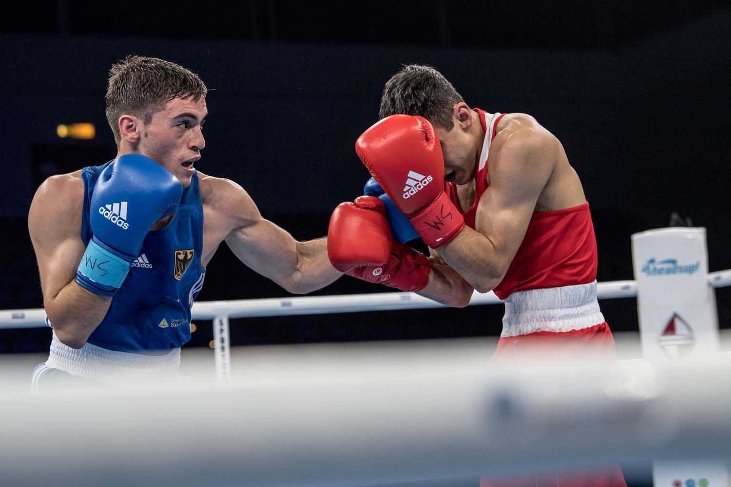 Lightweight Murat Yildirim delighted the home crowd with victory over Russia's Gabil Mamedov ©AIBA