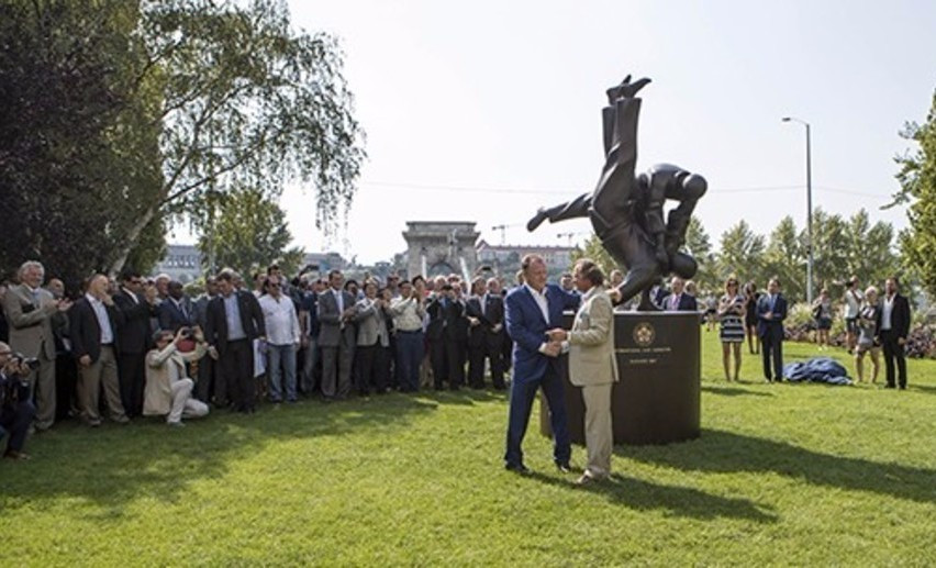 A special judo-themed statue by artist Fodor-Lengyel Zoltan, right, commissioned to mark the World Championships in Budapest was unveiled today by IJF President Marius Vizer ©IJF