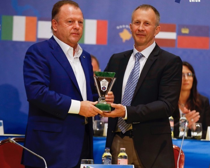 Marius Vizer was given a special award by European Judo Union President Sergey Soloveychik ©EJU
