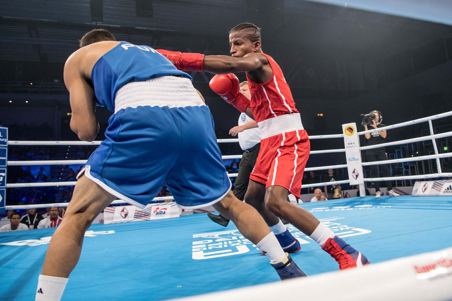 Cuba's Joahnys Argilagos begun the defence of his light flyweight title with a split-decision win over Puerto Rico's Oscar Collazo at the 2017 AIBA World Championships ©AIBA