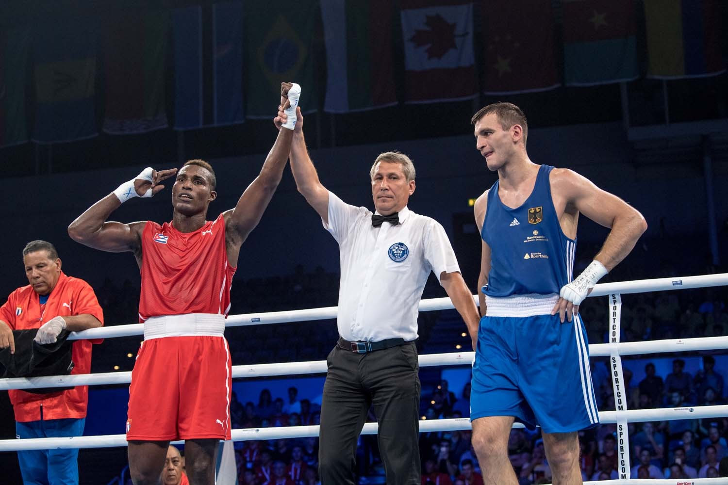 Compatriot Julio César La Cruz remains on course for a fourth-consecutive world light heavyweight title thanks to a unanimous points victory over Germany's Ibragim Bazuev ©AIBA
