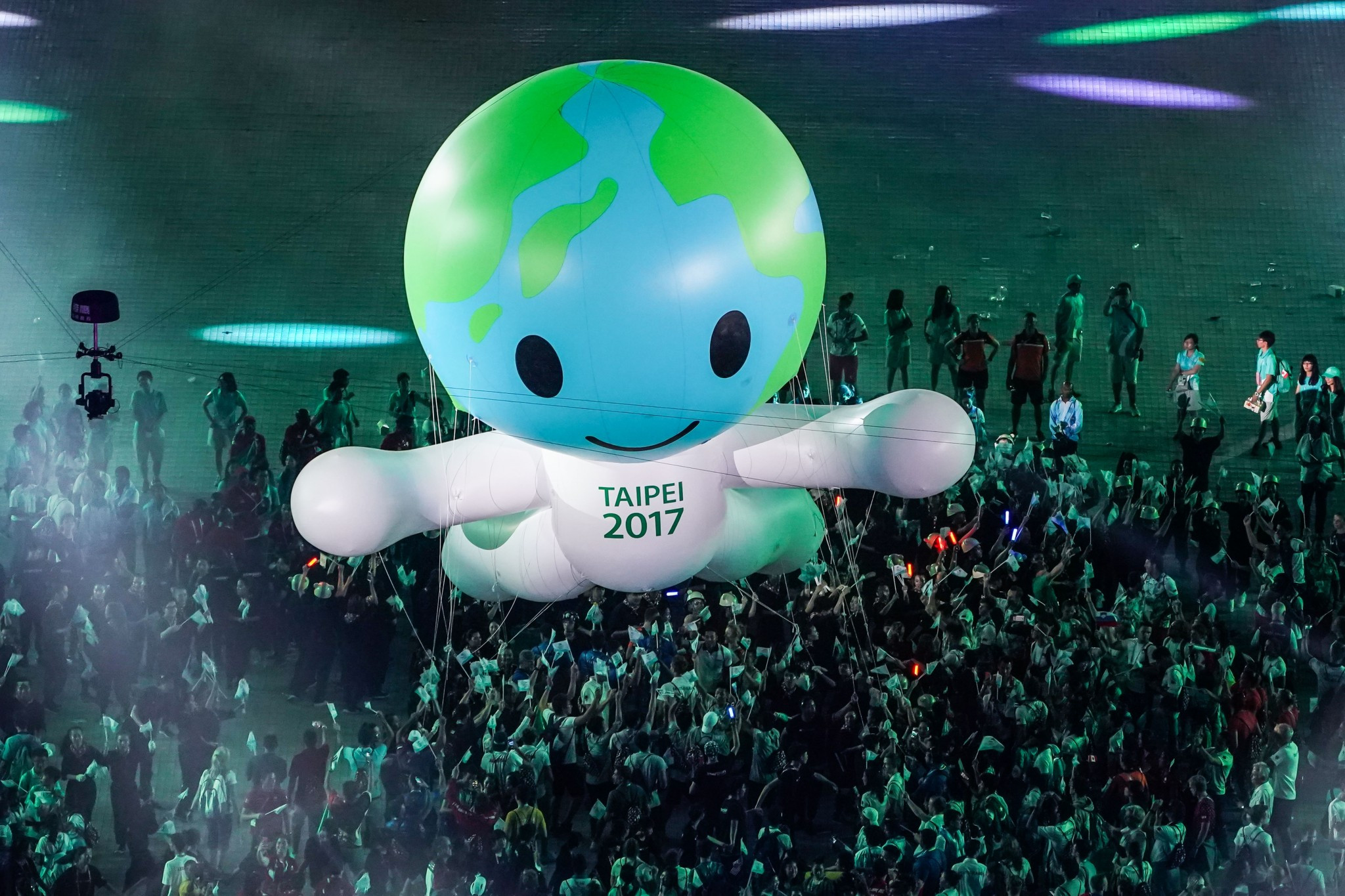 A giant earth floated around the stadium as a symbol of the future to end the Ceremony ©Taipei 2017