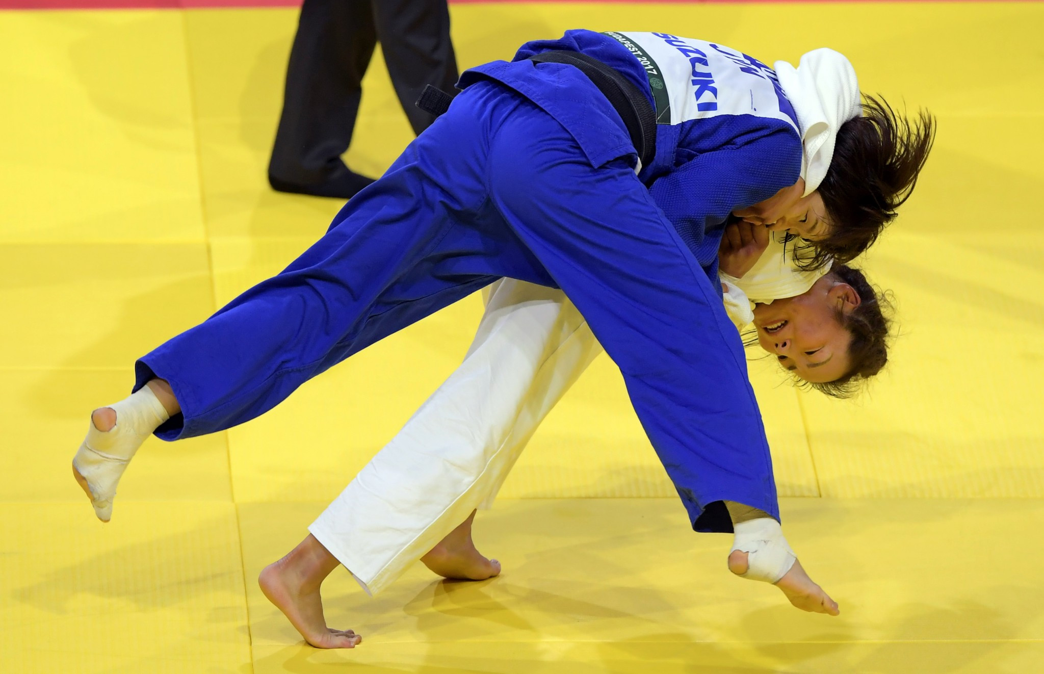 Mongolia's Sumiya Dorjsuren, white, beat Japan's Tsukasa Yoshida in the golden score period in the final of the under 57kg division ©Getty Images