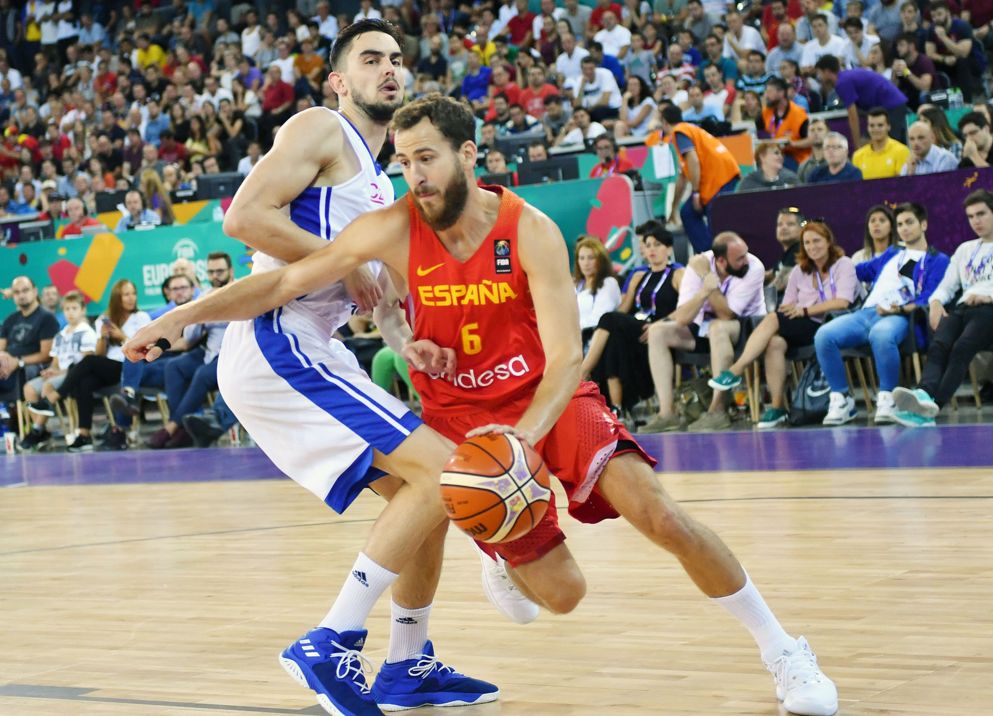 Defending champions Spain recorded a second big victory ©Getty Images