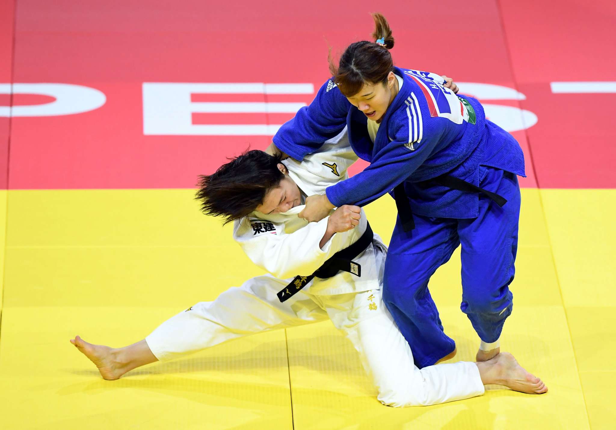 Chizuru Arai claimed her second gold medal of the week as she was part of the victorious Japanese team ©Getty Images