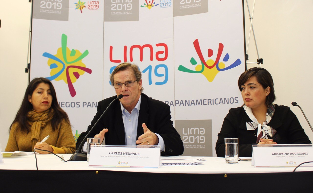 Carlos Neuhaus speaking alongside other Lima officials when announcing the construction contract ©Lima 2019