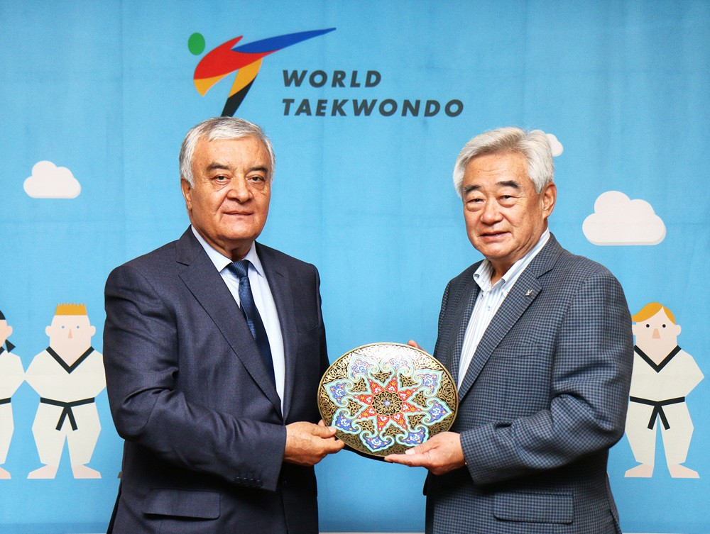 Parpiev Botir Rakhmatovich, left, met with World Taekwondo President Chungwon Choue ©World Taekwondo