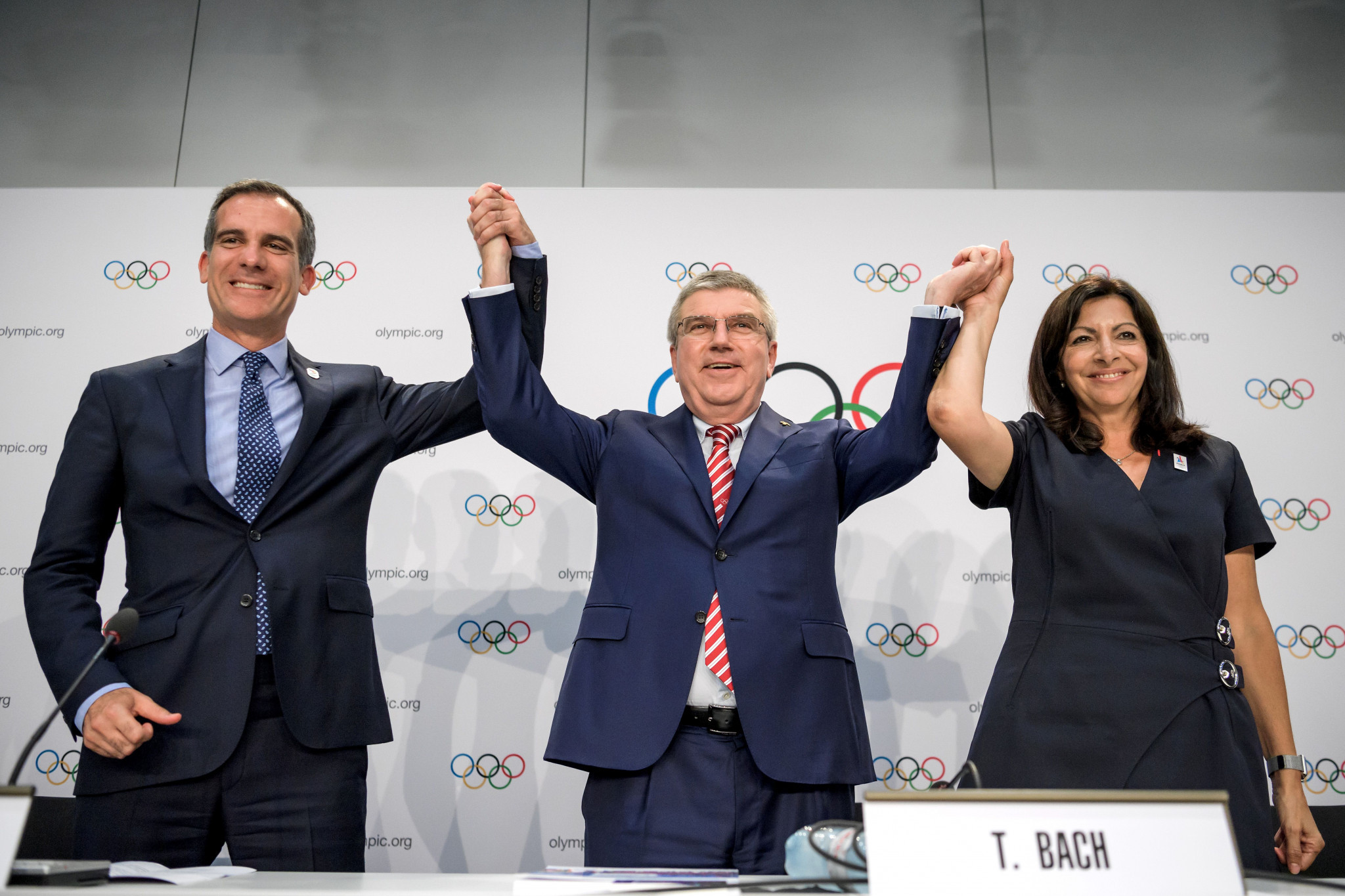 Thomas Bach pictured with Los Angeles Mayor Eric Garcetti, left, and Paris counterpart Anne Hidalgo, right, are both set to be in Lima to confirm their cities being awarded the Olympic and Paralympic Games in 2024 and 2028 ©Getty Images