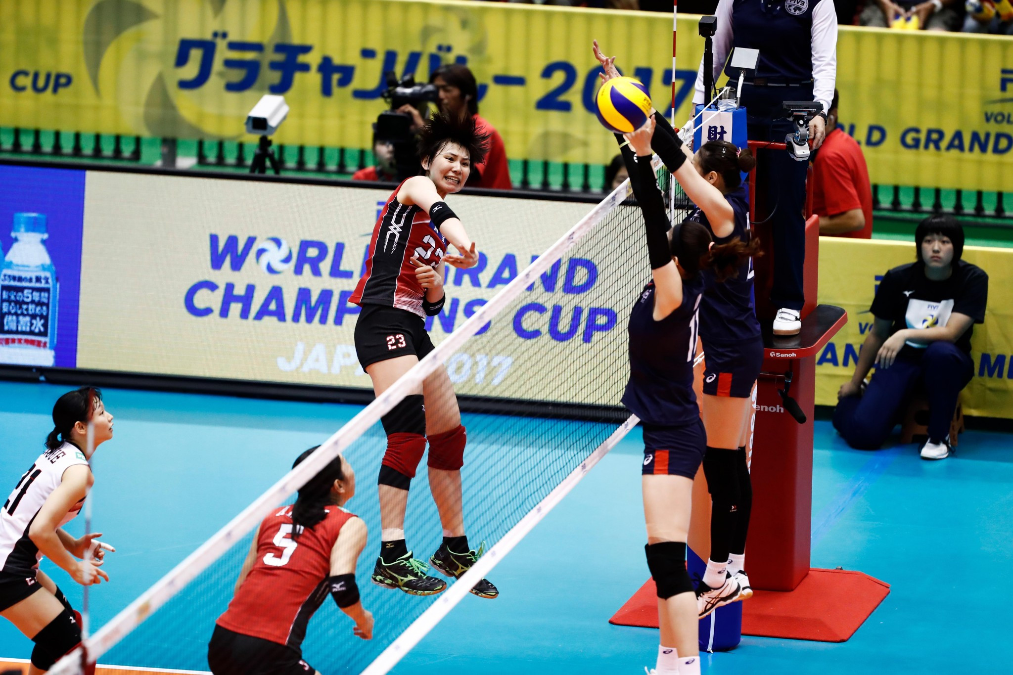 Japan won in straight sets on home soil against South Korea ©FIVB