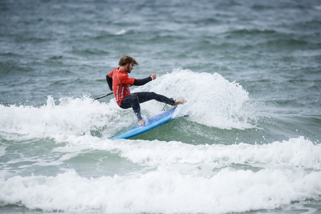 Surfers battle challening conditions at ISA World SUP and Paddleboard Championship