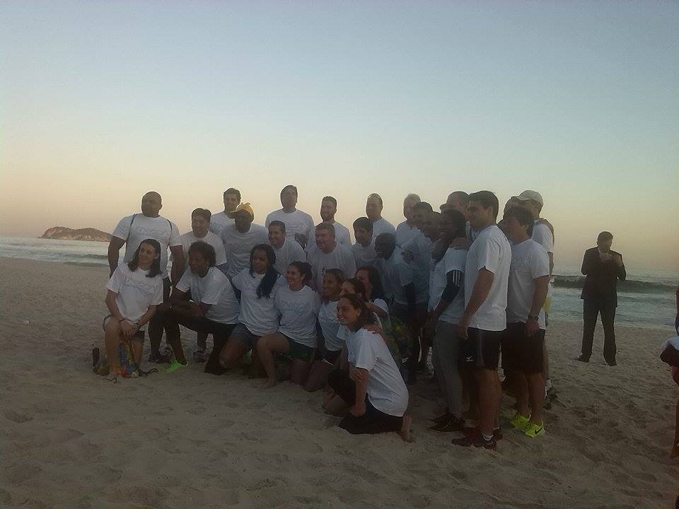 Thomas Bach posing with young and established Brazilian athletes on the eve of the one-year-to-go celebrations ©ITG